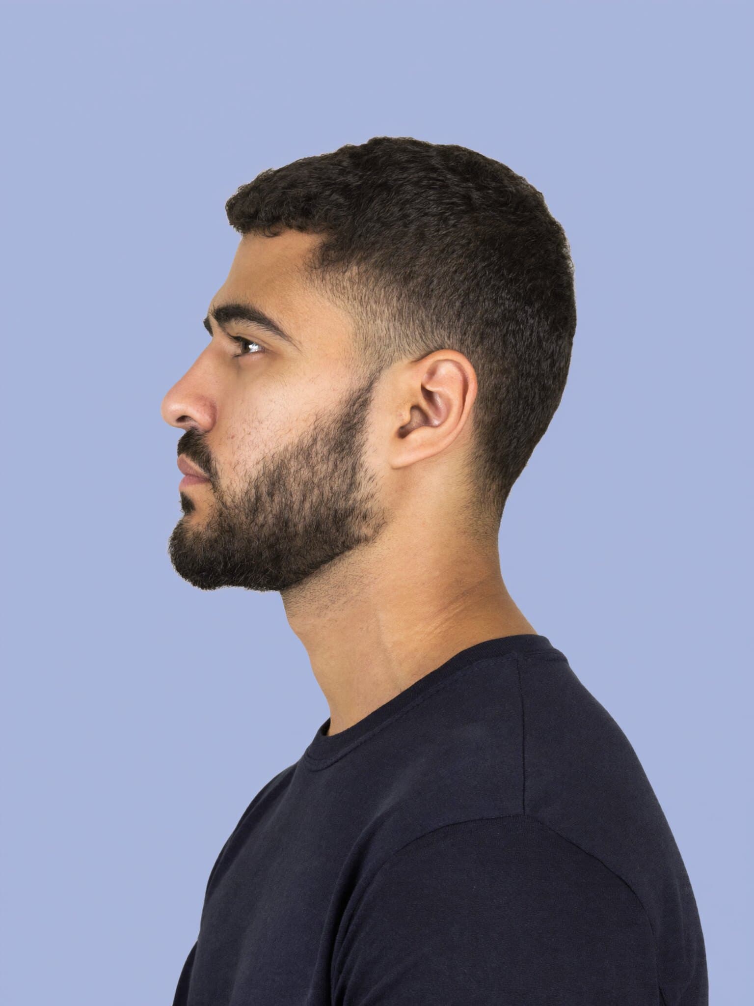 Profil af en mand mod en blågrå baggrund
